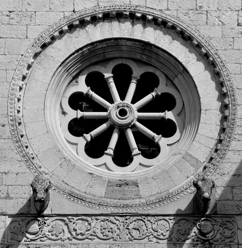 Trevi, Bovara - Chiesa di S. Pietro - Particolare della facciata
